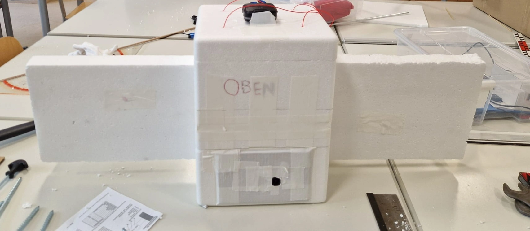 Die (noch) unfertige Sonde am Boden